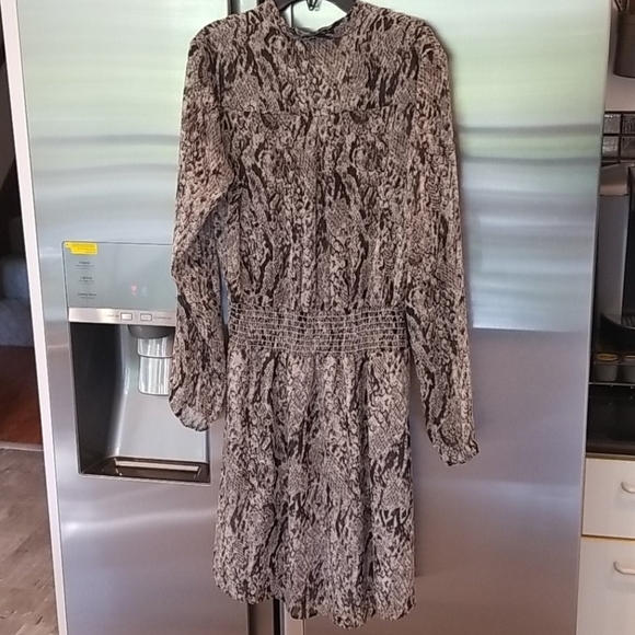 💕VERONICA M Smocked Waist Long Sleeve Mini Dress - Picture 6 of 9